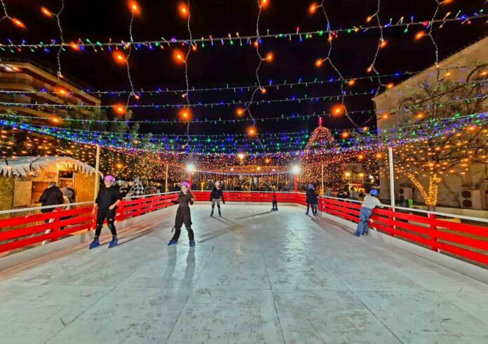 Χριστουγεννιάτικος στολισμός το βράδυ στο Άργος