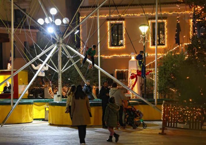 Χριστουγεννιάτικος στολισμός το βράδυ στο Άργος