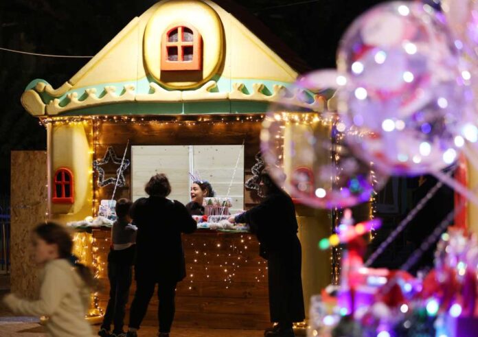 Χριστουγεννιάτικος στολισμός το βράδυ στο Άργος