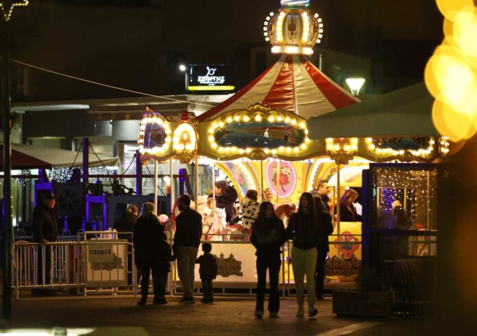 Χριστουγεννιάτικος στολισμός το βράδυ στο Άργος