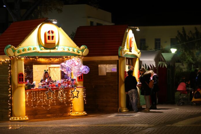 Χριστουγεννιάτικος στολισμός το βράδυ στο Άργος