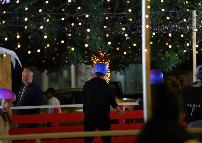 Χριστουγεννιάτικος στολισμός το βράδυ στο Άργος