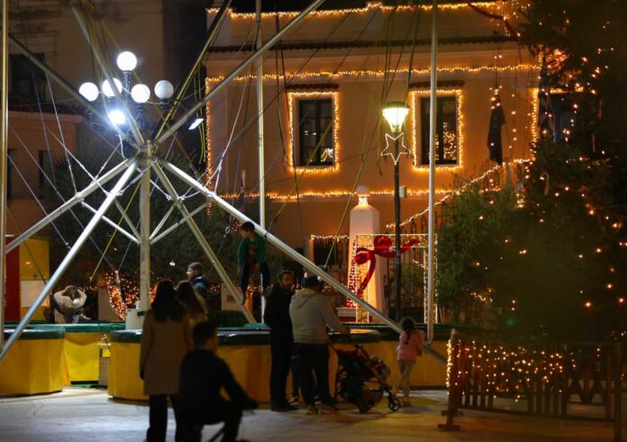 Χριστουγεννιάτικος στολισμός το βράδυ στο Άργος