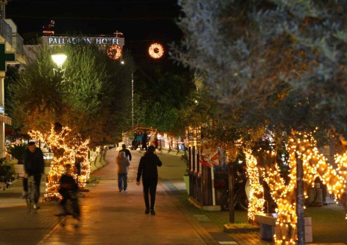 Χριστουγεννιάτικος στολισμός το βράδυ στο Άργος