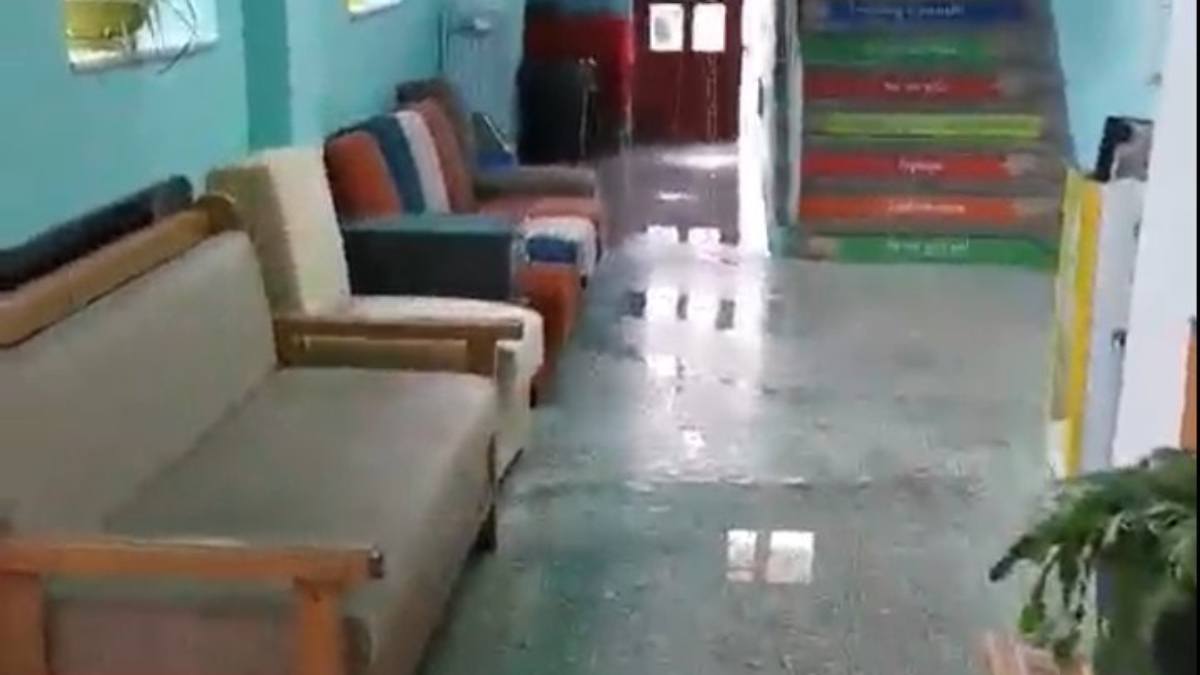 3ο Δημοτικό Ναυπλίου: Πλημμύρισε το σχολείο από διαρροή καλοριφέρ – Αποχώρησαν οι μαθητές για λόγους ασφάλειας