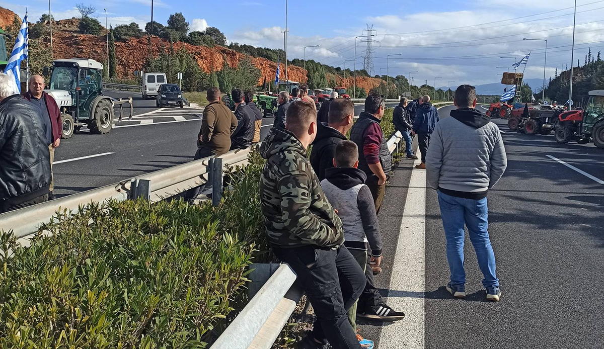 Ενισχύεται το μπλόκο στη Νεμέα: Νέα τρακτέρ και «απόβαση» εκπαιδευτικών