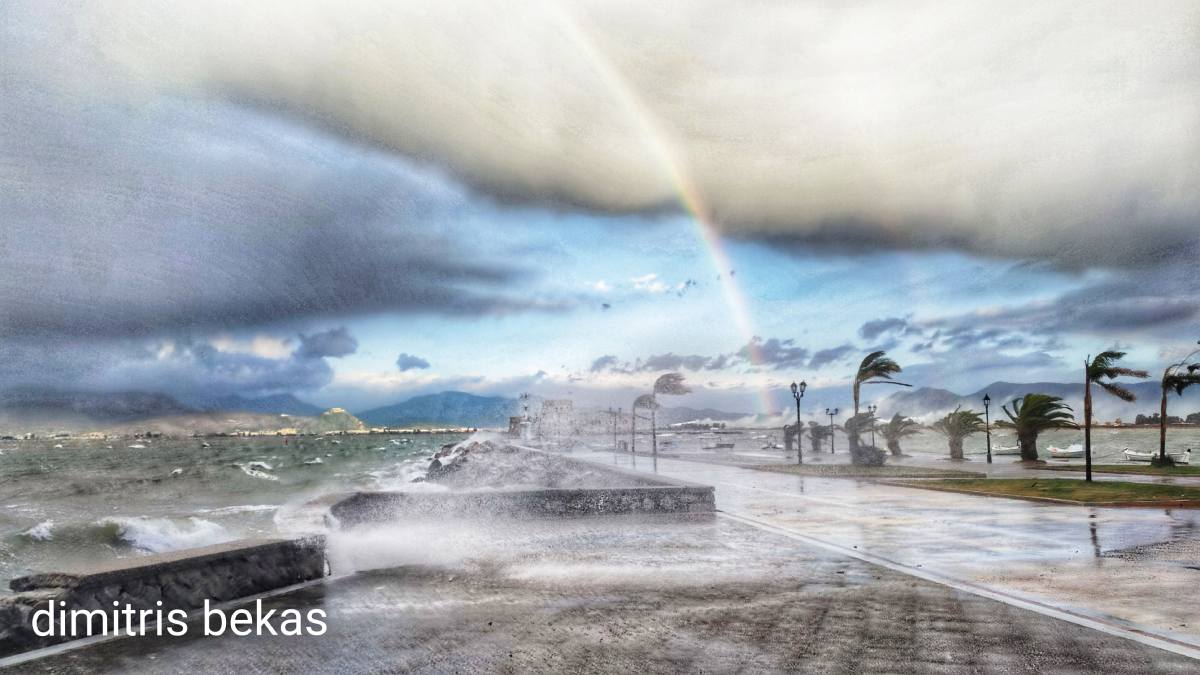 Θυελλώδεις άνεμοι και ουράνιο τόξο στο Ναύπλιο: Μαγευτικές εικόνες στον φάρο με φόντο το Μπούρτζι