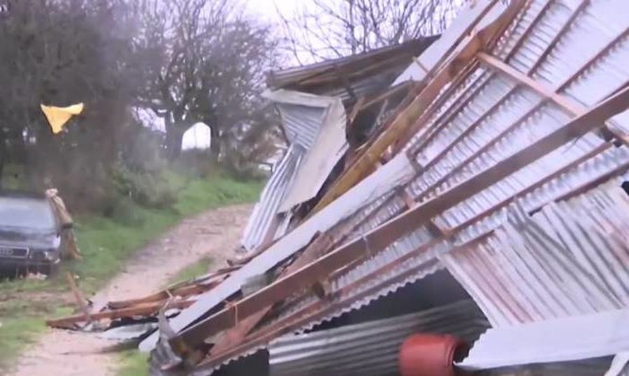 Ηλεία: Ανεμοστρόβιλος «ξερίζωσε» στάβλο – Ψάχνουν 60 ζώα στα βουνά