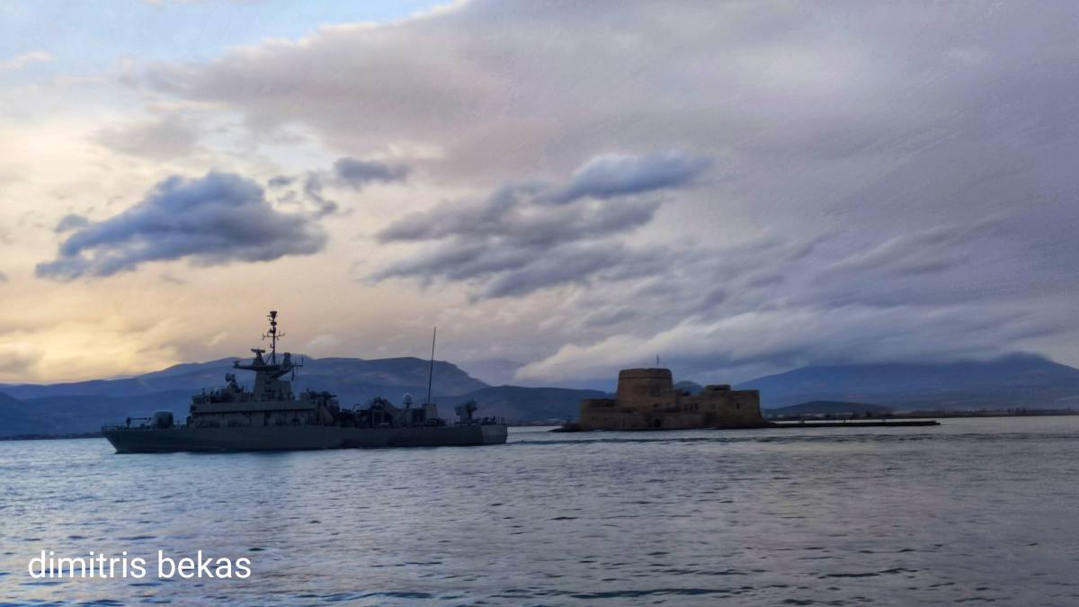 Ναύπλιο: Εντυπωσιακός απόπλους πολεμικού πλοίου – Μαγνήτισε τα βλέμματα η «Ρουσσέν»