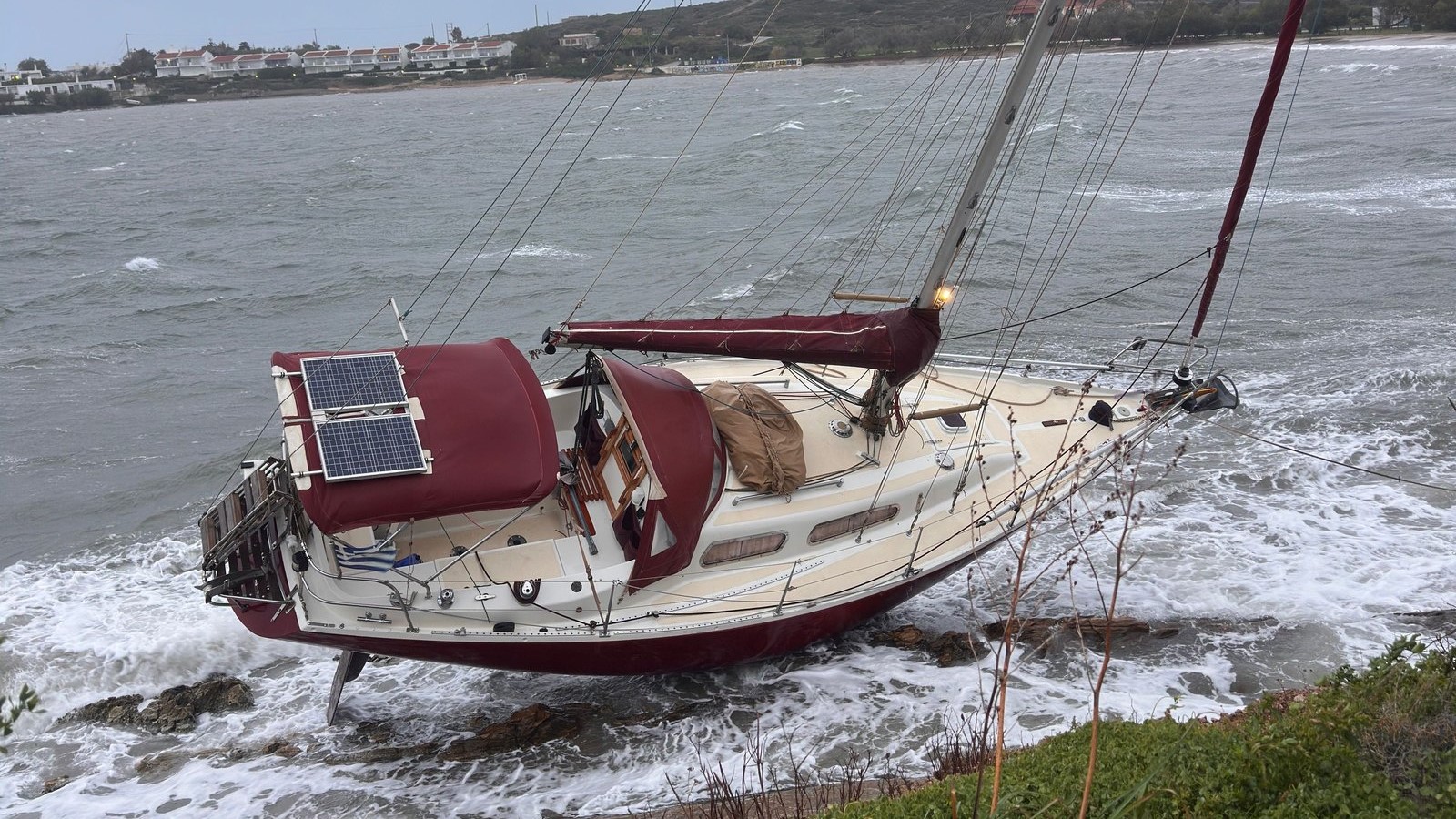 Το «σκάφος – φάντασμα» που αναστάτωσε τον Πόρο