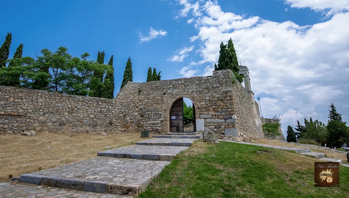 Κάστρο Καράμπαμπα: Ιστορία, εκκλησία και αρχιτεκτονικά γλυπτά