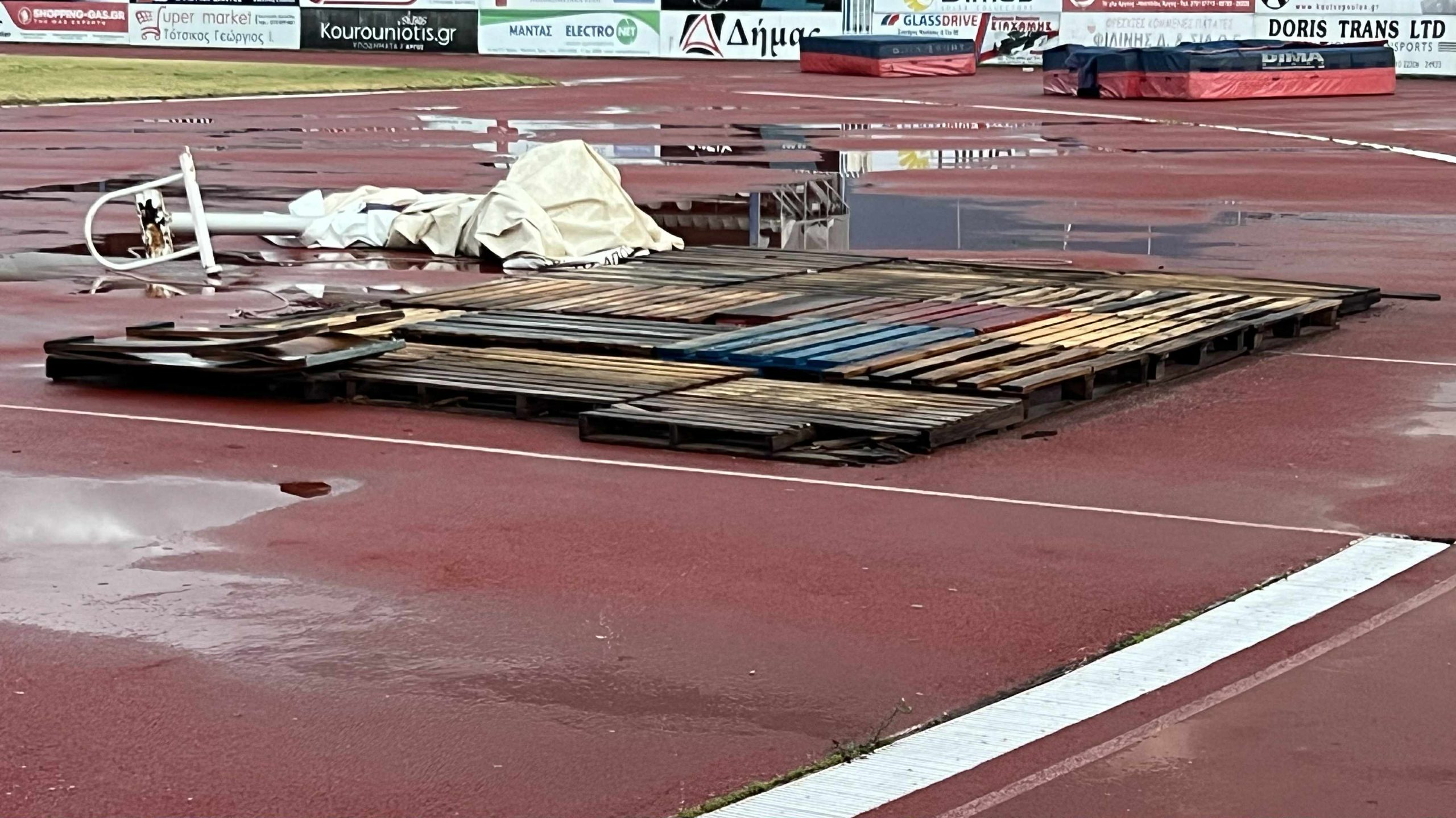 Άργος: Δεν γλίτωσε ούτε το γήπεδο από τη μανία του αέρα