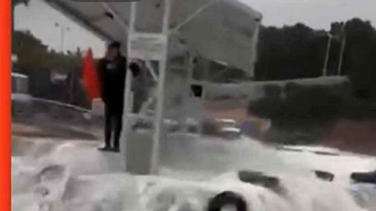 Θρίλερ στον μόλο της Κόστας: Άνθρωπος κινδύνεψε από τα μανιασμένα κύματα