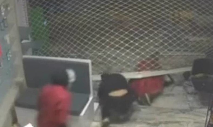 Μεσσήνη: Έσπασαν φαρμακείο με αυτοκίνητο και άρπαξαν τις εισπράξεις