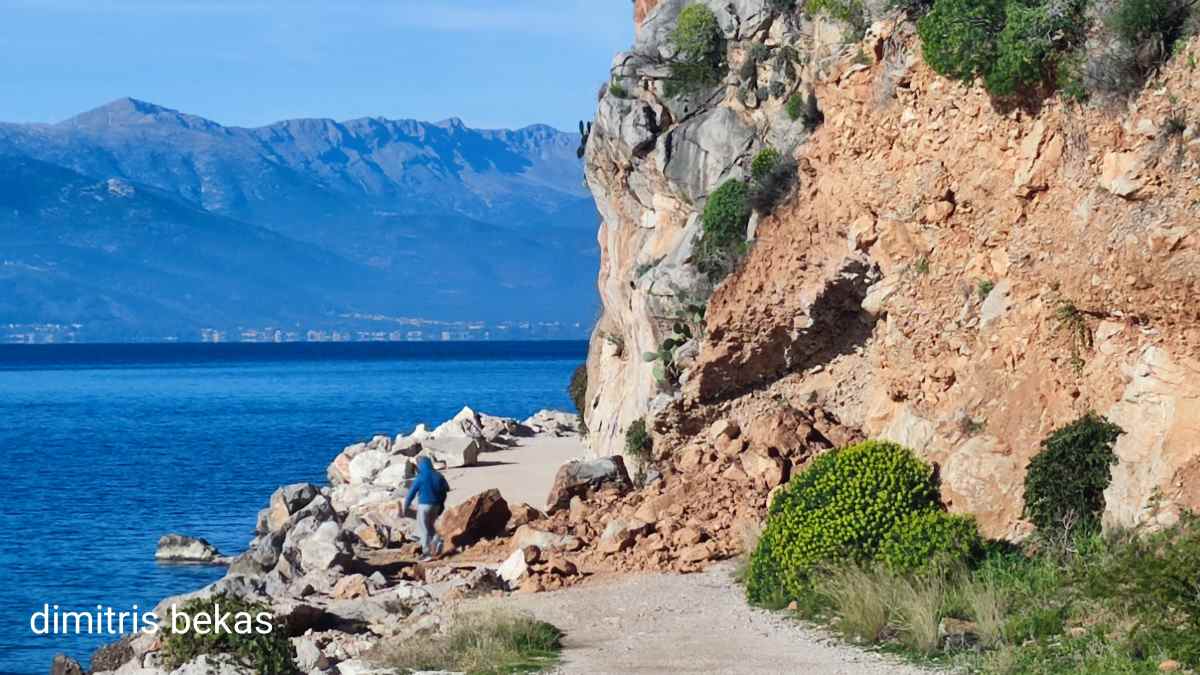 Αρβανιτιά – Καραθώνα: Πεζοπόροι αψηφούν τον κίνδυνο και περνούν μέσα από τα συντρίμμια του κατολισθημένου μονοπατιού