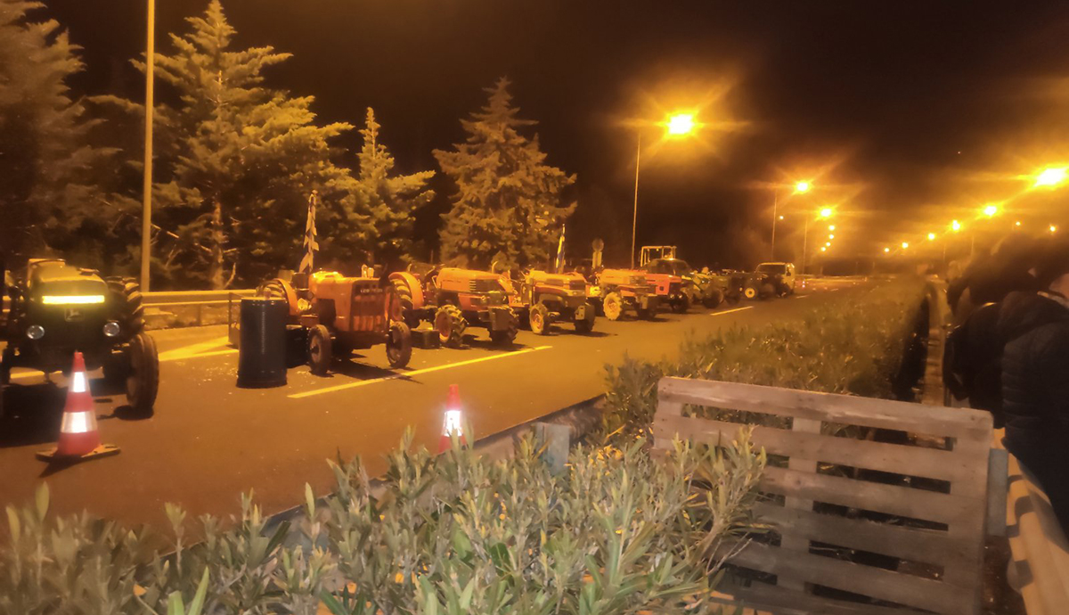 Παραμένουν τα τρακτέρ στη Νεμέα – Στάση αναμονής από τους αγρότες