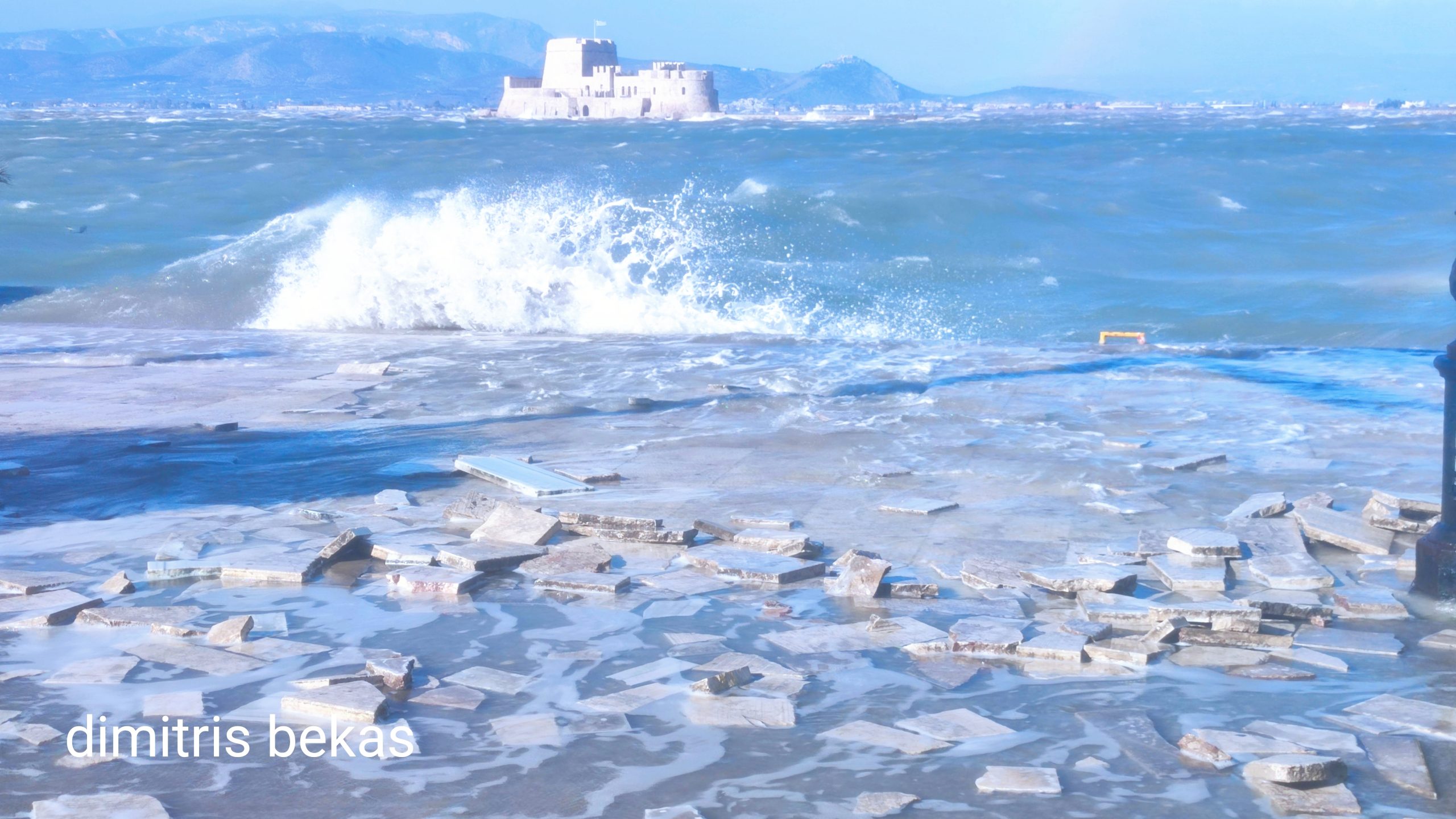 Ναύπλιο: Η θάλασσα βγήκε στη στεριά – Πρωτόγνωρες εικόνες στην Παλιά Πόλη