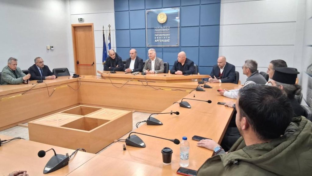 Παράδοση απινιδωτών στην Π.Ε. Αργολίδας