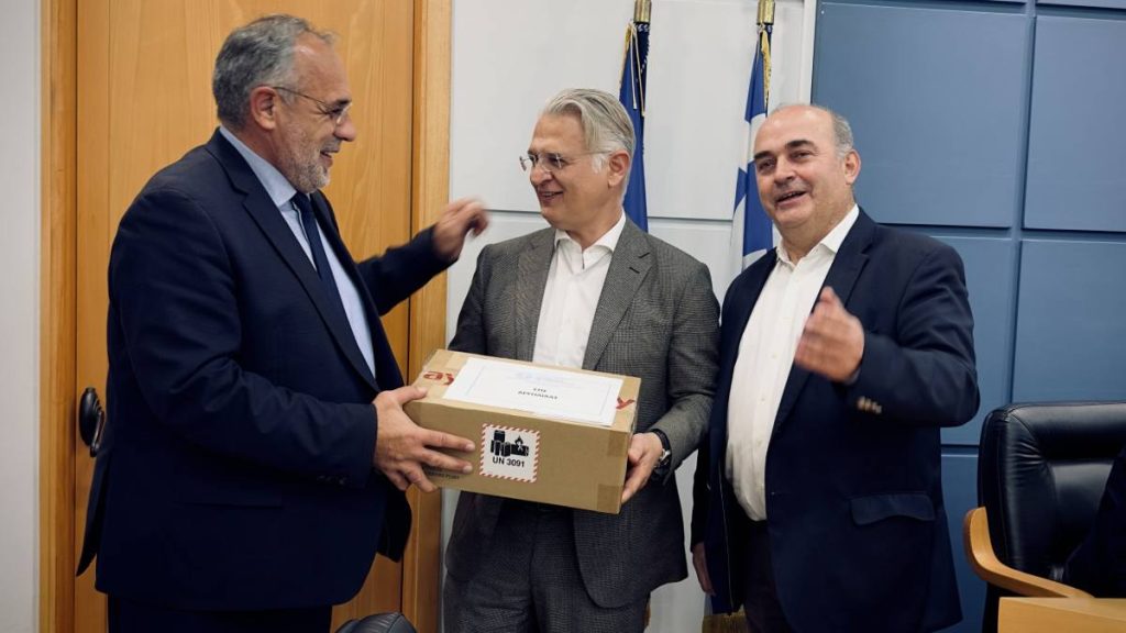 Παράδοση απινιδωτών στην Π.Ε. Αργολίδας