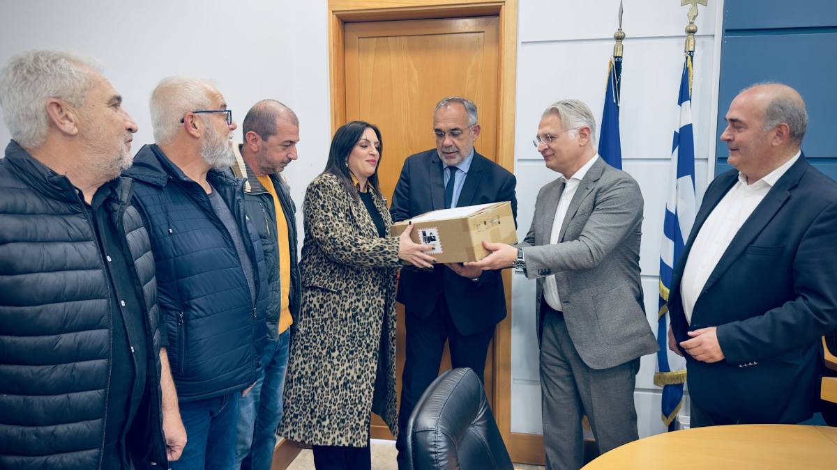 Παράδοση 6 απινιδωτών στην Π.Ε. Αργολίδας