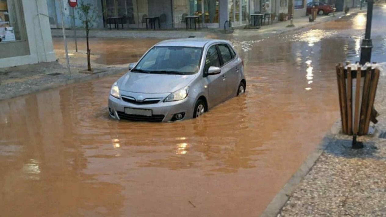 Ισχυρή νεροποντή «έπνιξε» περιοχές του Δήμου Ανδραβίδας – Κυλλήνης: Πλημμυρισμένοι δρόμοι και προβλήματα στην κυκλοφορία
