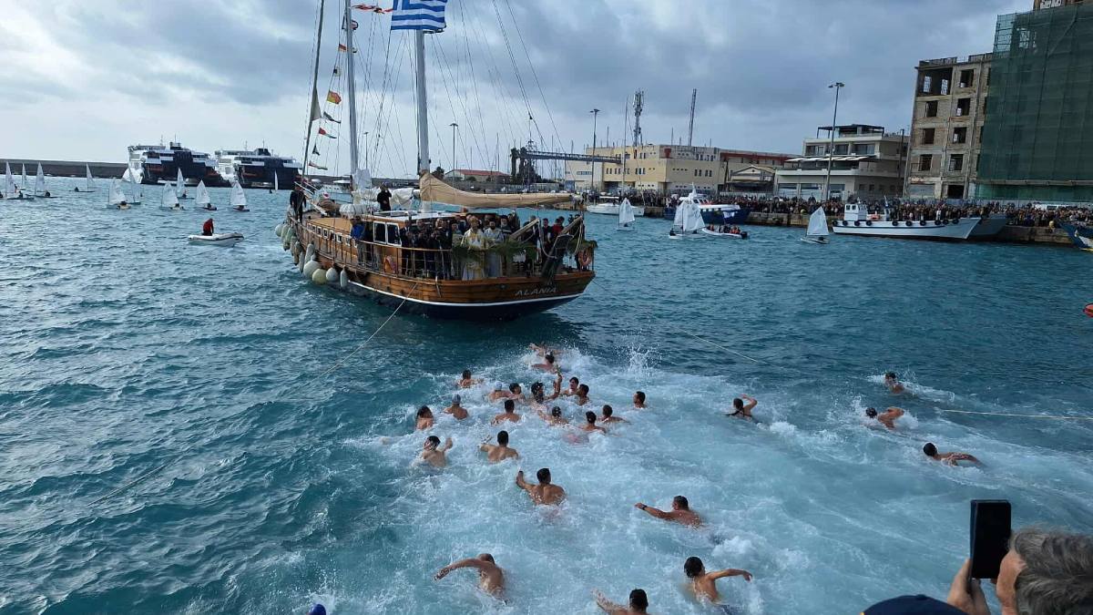 Λαμπρός ο εορτασμός των Θεοφανείων 2026 στην Καλαμάτα – Πλήθος κόσμου στο λιμάνι της πόλης