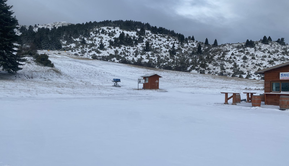 Λευκό τοπίο στην Αρκαδία: Ανοιχτό για σκι το Χιονοδρομικό Κέντρο Μαινάλου