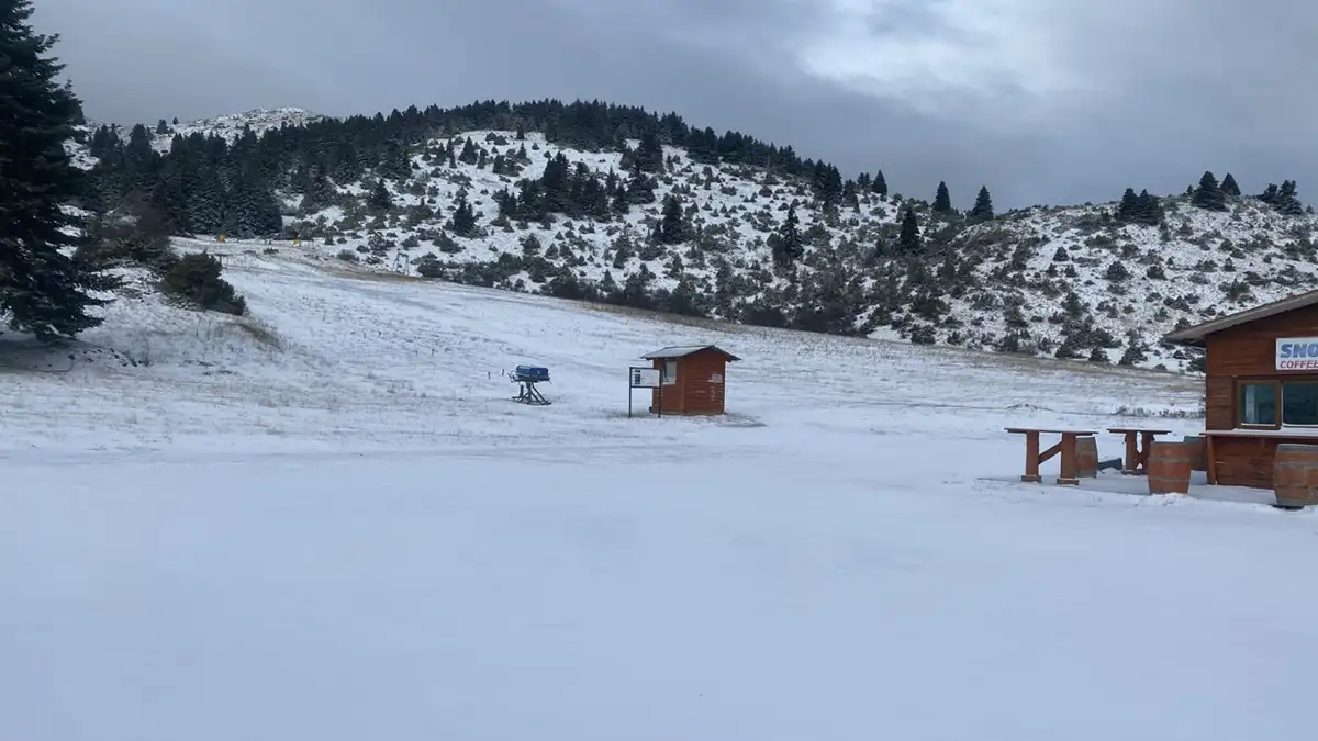 Το Μαίναλο θυμίζει αλπικό τοπίο: Ανοιχτό το Χιονοδρομικό, προσμονή για σκι