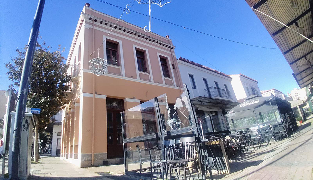 «Βομβαρδισμένο» τοπίο το Άργος: Η μανία του αέρα διέλυσε μαγαζιά και τάφους