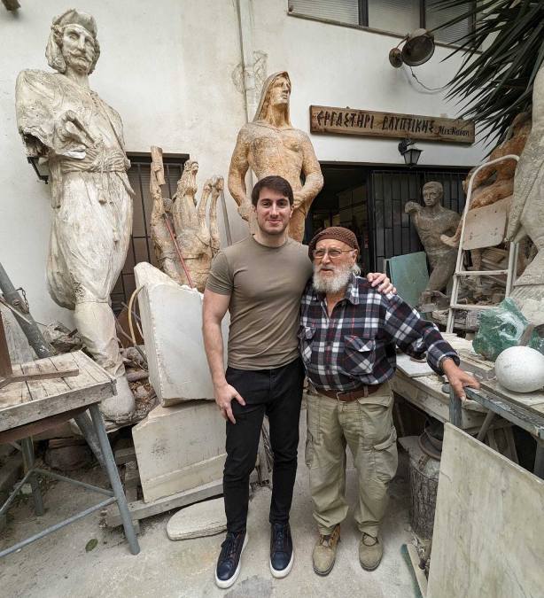 Ο καταξιωμένος Μέσα Μανιάτης γλύπτης, ζωγράφος και λογοτέχνης Μιχάλης Κάσσης μαζί με τον επικεφαλής της έρευνας, Λεωνίδα-Ρωμανό Νταβράνογλου. Copyright: Βίνια Τσοπέλα