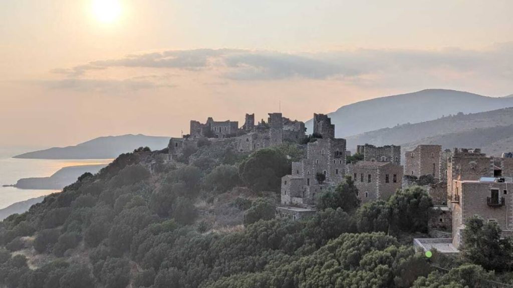 Το τοπίο της Μέσα Μάνης είναι διάσπαρτο με πολεμόπυργους, όπως αυτοί στο εικονιζόμενο χωριό της Βάθειας. Τα πυργόσπιτα λειτουργούσαν τόσο ως οχυρωματικές κατασκευές όσο και ως κατοικίες, με το κάθε πυργόσπιτο να ανήκει σε συγκεκριμένη διευρυμένη οικογένεια (πατριά). Copyright: Λεωνίδας-Ρωμανός Νταβράνογλου.