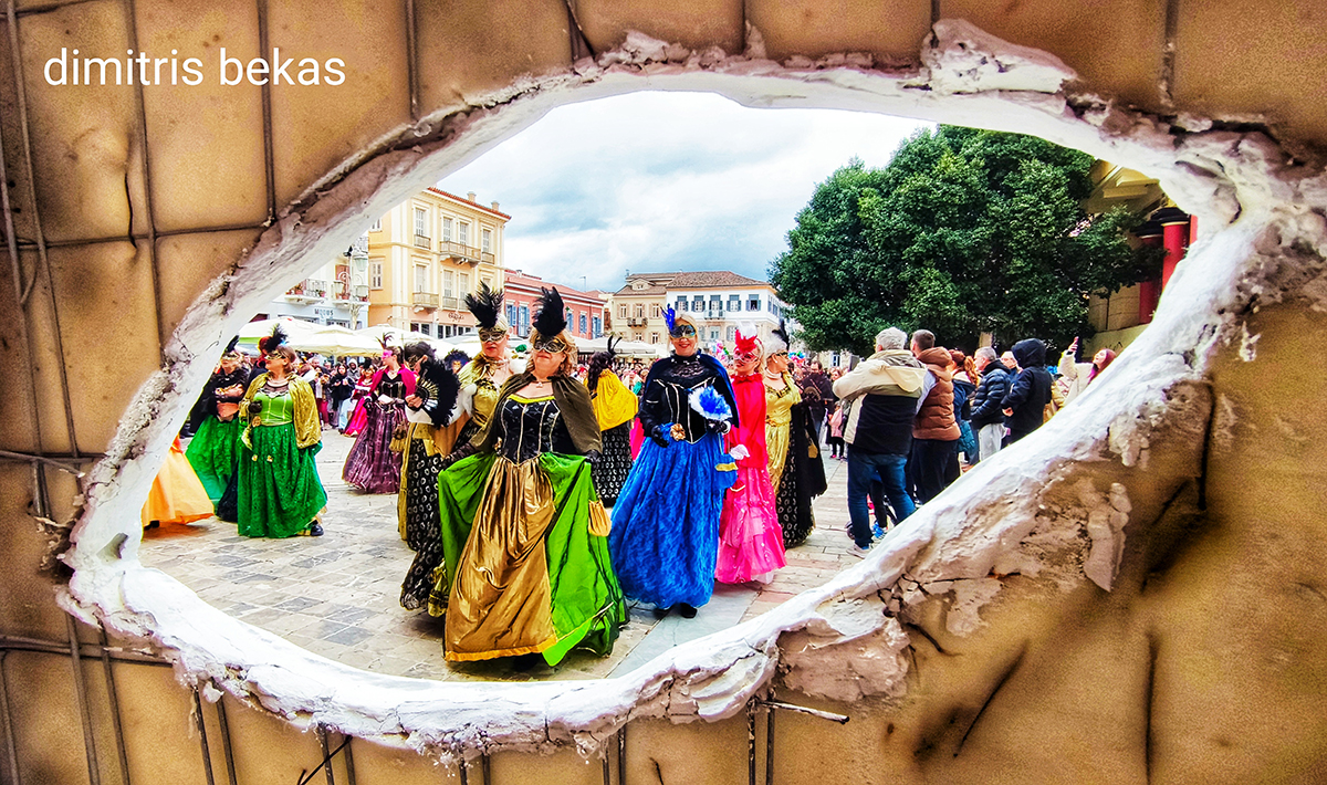 Καρναβαλιστές με περίτεχνα βενετσιάνικα κοστούμια «αναστάτωσαν» το Ναύπλιο