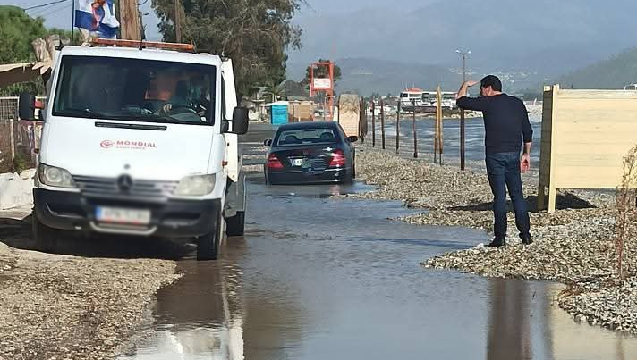 Θάλασσα και φερτά υλικά «έπνιξαν» τον παραλιακό της Νέας Κίου