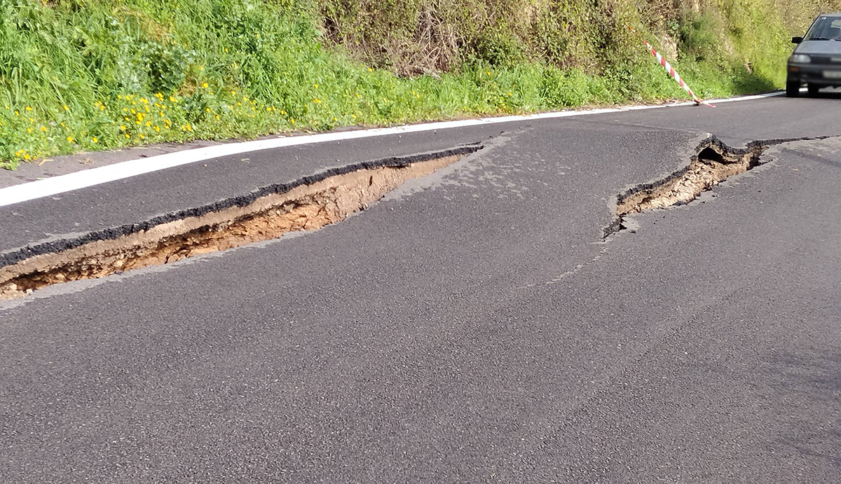 Γορτυνία: Άνοιξε στα δύο ο δρόμος προς τη Χώρα – Αποκλεισμένοι 35 κάτοικοι