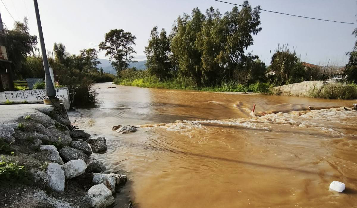 Κιβέρι: «Φούσκωσε» ο χείμαρρος και έκοψε στα δύο την παραλία
