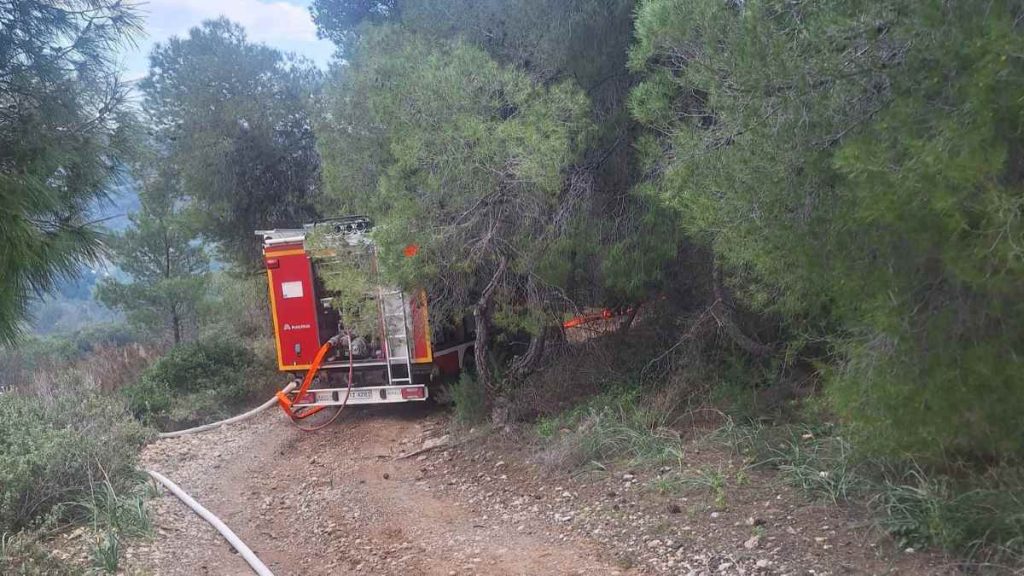 Φωτιά σε σπίτι στην Κόστα Πυροσβεστικό οχημα