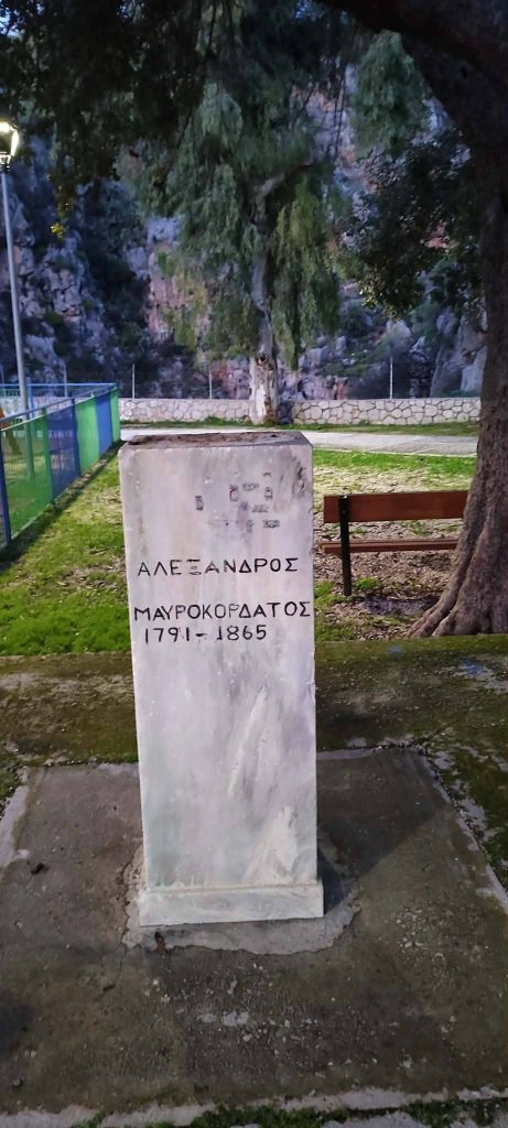 Πέταξαν την προτομή του Μαυροκορδάτου στο φαράγγι