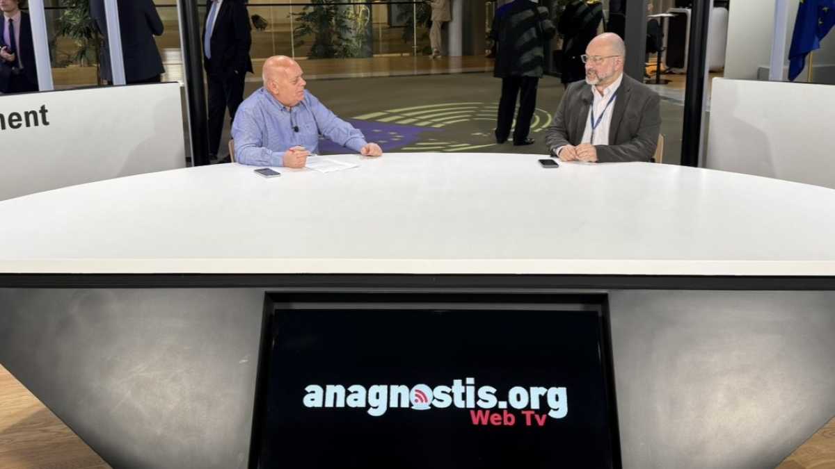 «Τρέχουμε σαν τις κότες χωρίς κεφάλι»: Ο Σάκης Αρναούτογλου μιλά έξω από τα δόντια