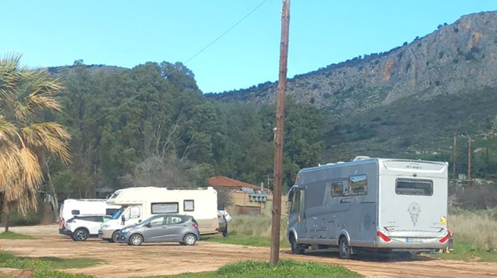 Ναύπλιο: Η Καραθώνα «ανοχύρωτη» στο ελεύθερο κάμπινγκ