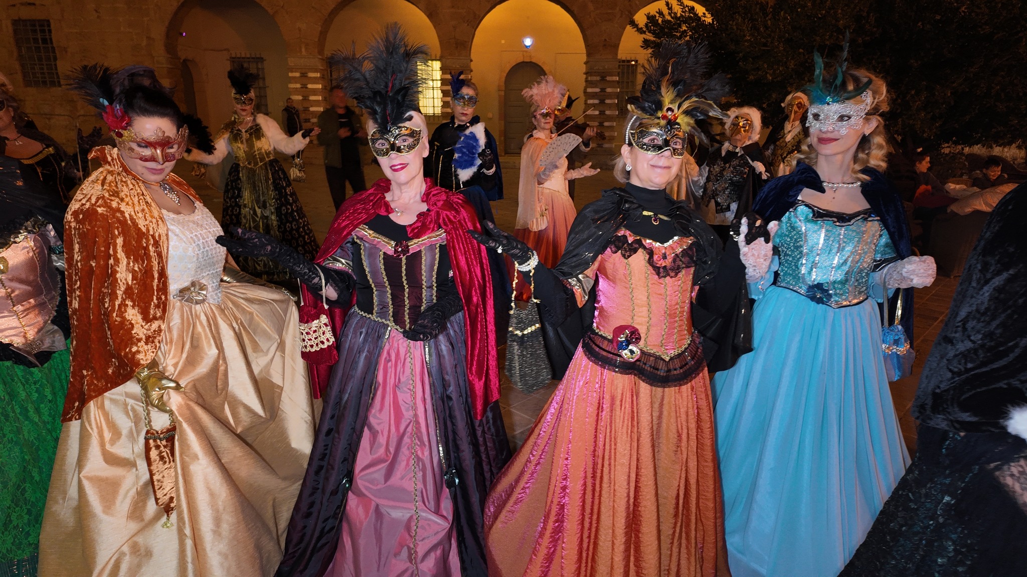 Φτερά, δαντέλες και μυστήριο από κυρίες μιας άλλης εποχής στο Ναύπλιο