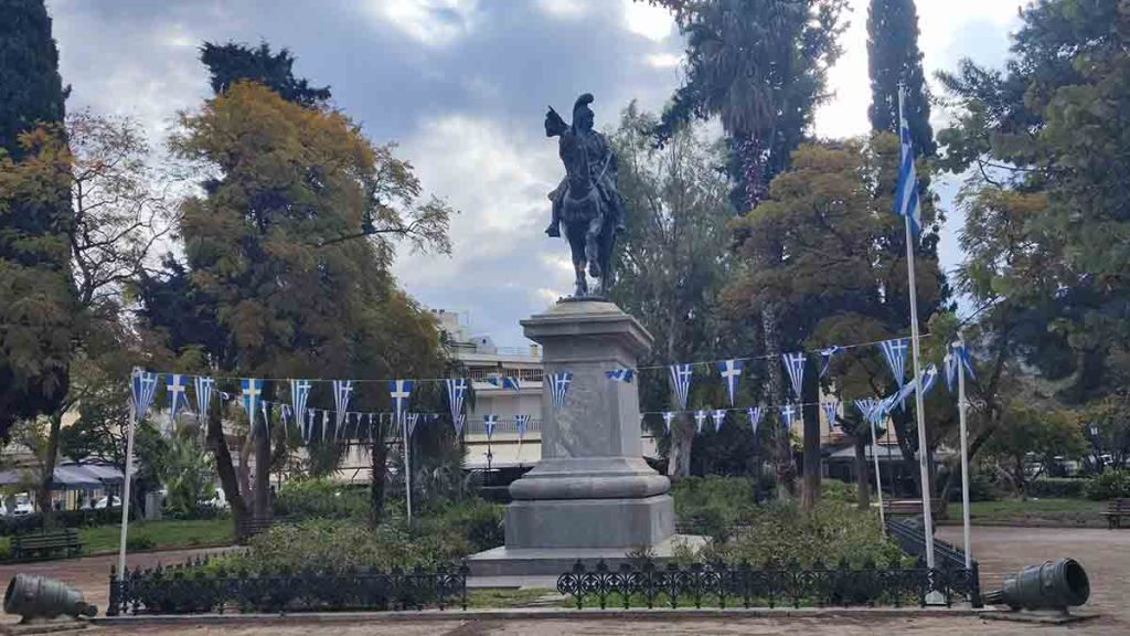 Σημαιοστολισμένο Άγαλμα Κολοκοτρώνη στο Ναύπλιο