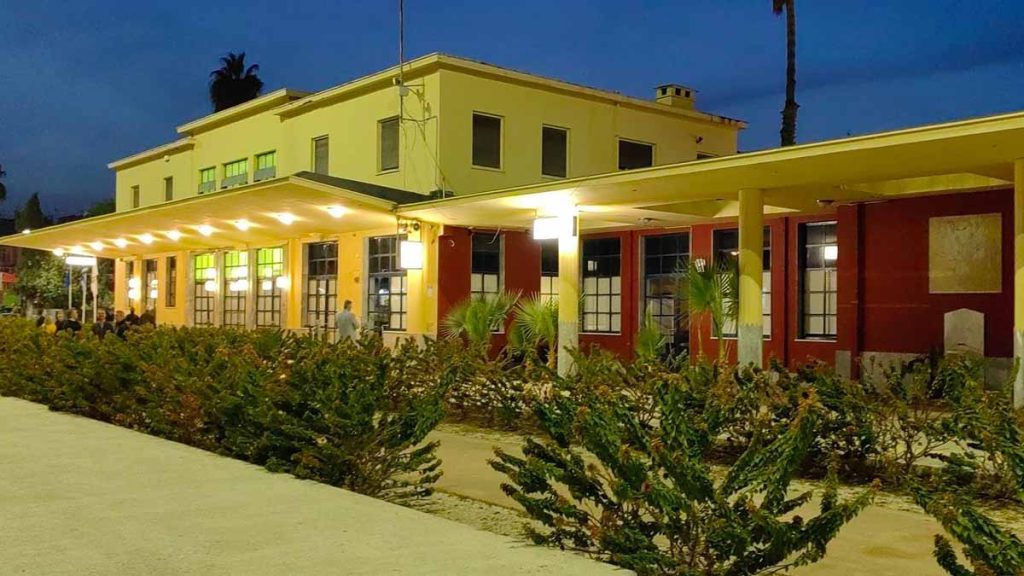 Αναπλασμένος σιδηροδρομικός σταθμός Κορίνθου