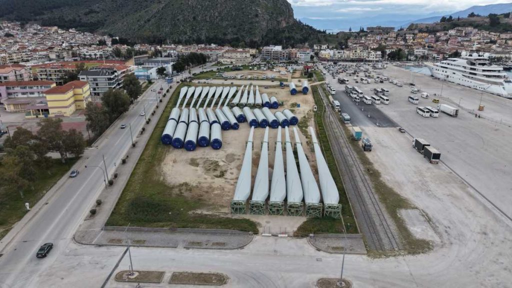 Ανεμογεννήτριες στο λιμάνι Ναυπλίου