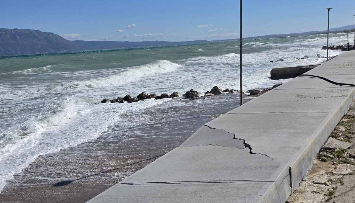 Σε «κλοιό» διάβρωσης το παραλιακό μέτωπο σε Βραχάτι και Κοκκώνι