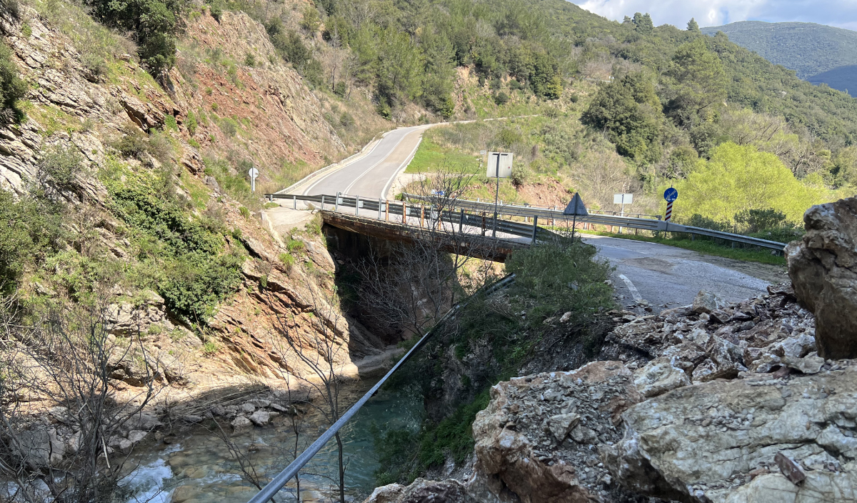Λακκούβες, βράχια και καθιζήσεις στη Μεσσηνία – Πώς θα επουλωθούν οι πληγές