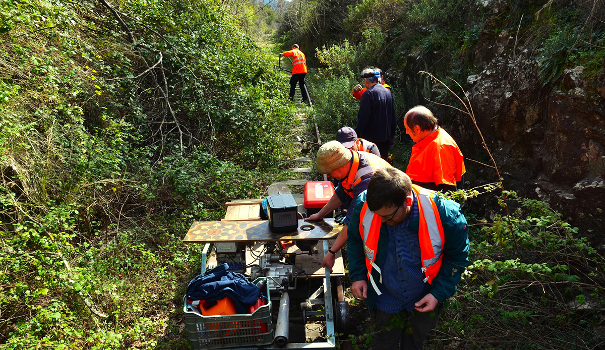 Αρκαδία: Ξένοι εθελοντές καθάρισαν τις γραμμές του τρένου