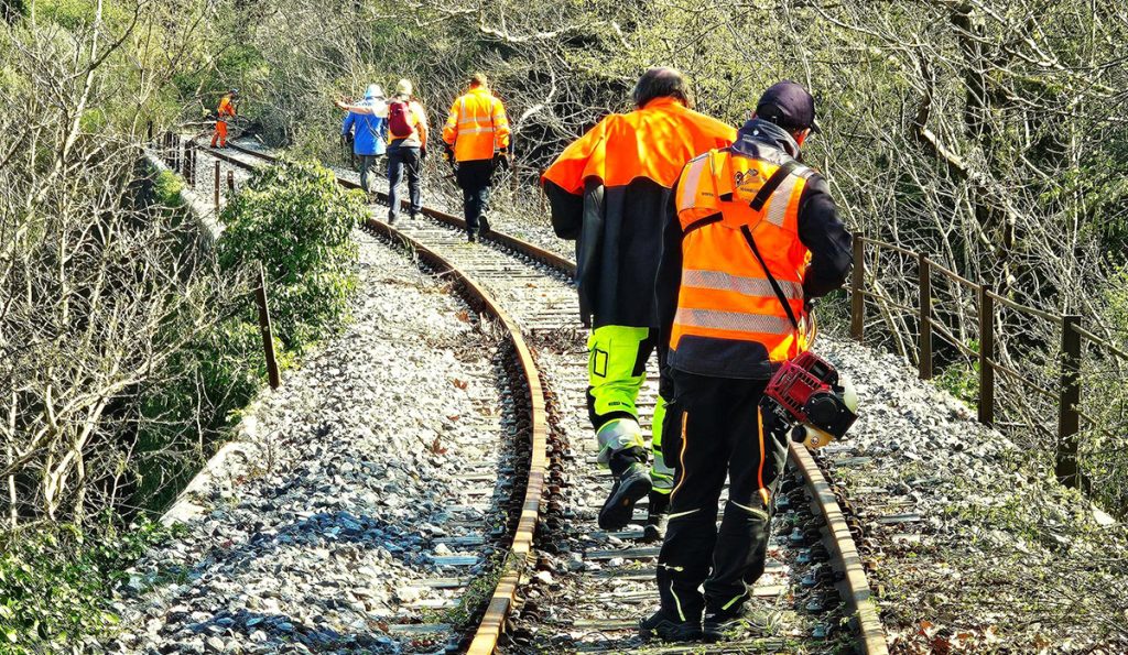 Καθαρισμός σιδηροδρομικών γραμμών στην Αρκαδία από ξένους εθελοντές