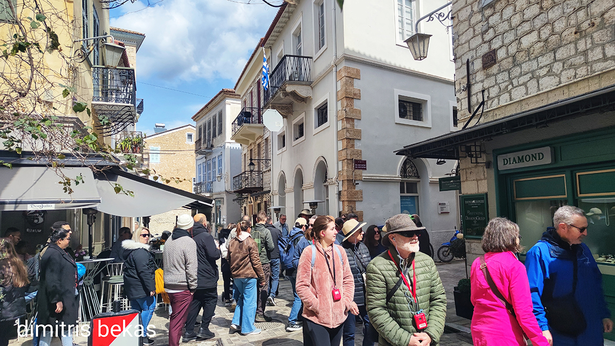 Άρωμα καλοκαιριού στο Ναύπλιο – «Βούλιαξε» η Παλιά Πόλη