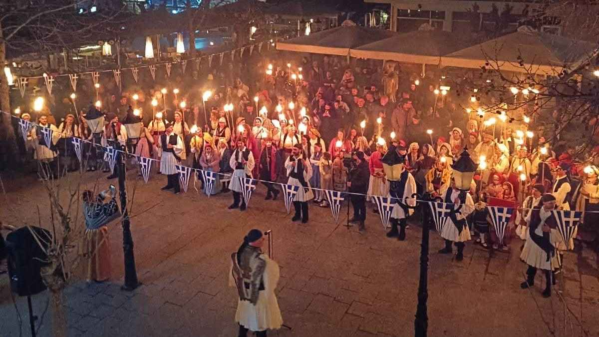 Η «Λαμπαδηφορία Βυτίνας» φώτισε συμβολικά τη μνήμη και την ιστορία του τόπου