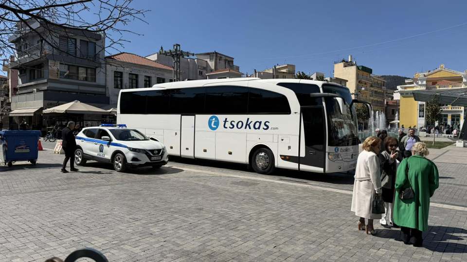 Τρίπολη: Λεωφορείο εγκλωβίστηκε ξανά στον πεζόδρομο της Πλατείας Πετρινού